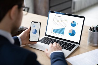 İş pazarlamacısı, veri analizi için profesyonel uygulama kullanıyor