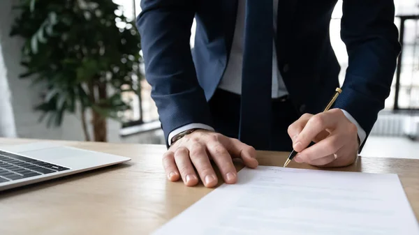 Ejecutivo de la empresa, propietario de la empresa, contrato de firma empleador — Foto de Stock