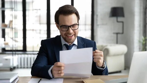 Happy businessman learning good news, reading letter, getting document — Stock Photo, Image