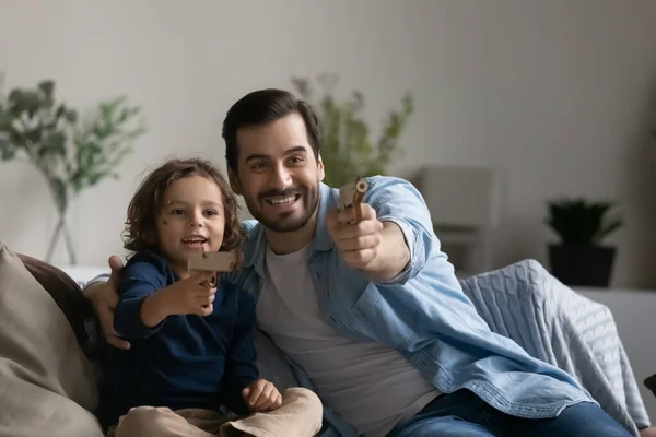 Oyuncu genç baba evde küçük oğluyla oynuyor. — Stok fotoğraf