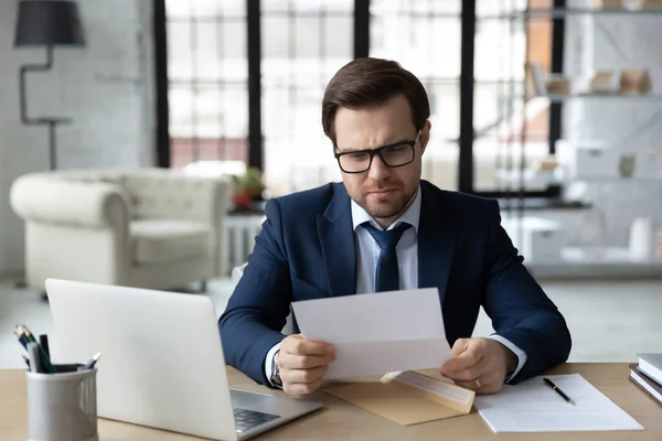 Frustrerad affärsman får post med dåliga nyheter — Stockfoto