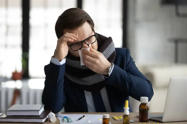 Triste trabalhador de escritório doente, empresário, gerente envolto em cachecol quente — Fotografia de Stock