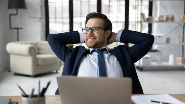 Glad chef avkopplande på arbetsplatsen på kontoret, njuter av arbetsrast — Stockfoto