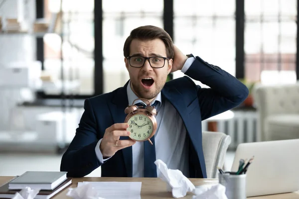 Panico disperato manager scadenza mancante, tenendo sveglia — Foto Stock