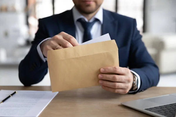 Empresario desempacando documento en el lugar de trabajo, abriendo sobre — Foto de Stock