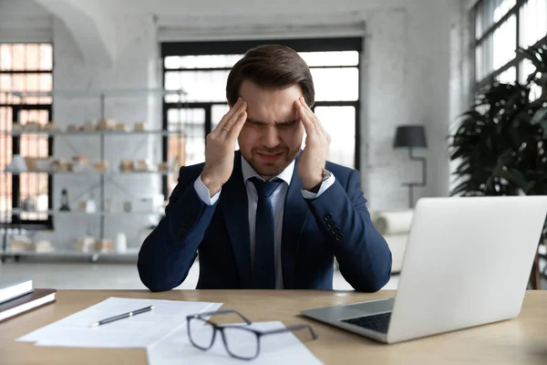 Hombre de negocios cansado estresado está sufriendo de dolor de cabeza — Foto de Stock