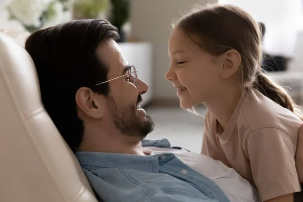 Люблячий тато грає розслабитися з маленькою донькою — стокове фото