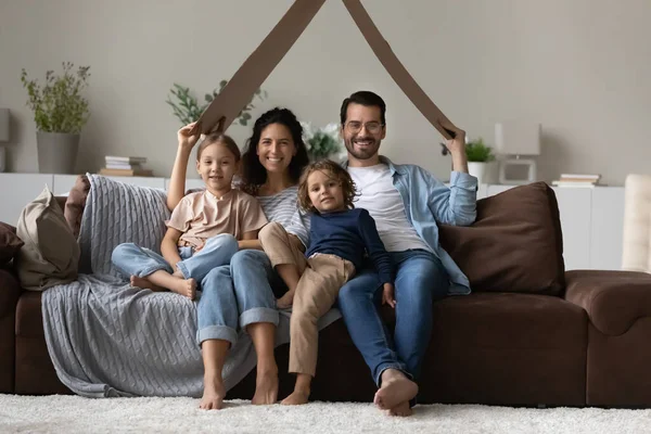 Porträtt av lycklig familj med barn i nytt hem — Stockfoto