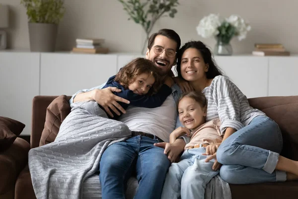 Retrato de família multiétnica sorridente com crianças relaxar em casa — Fotografia de Stock