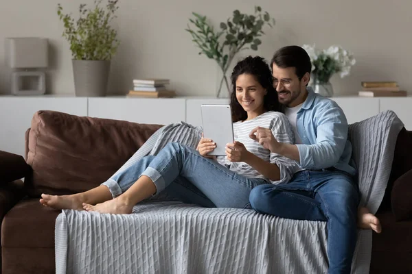 Lächelndes multiethnisches Paar nutzt Tablet für Videotelefonie — Stockfoto