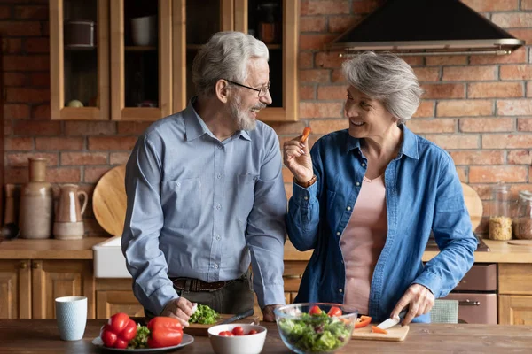 Casal mais velho cozinhar juntos comida saudável na cozinha moderna — Fotografia de Stock