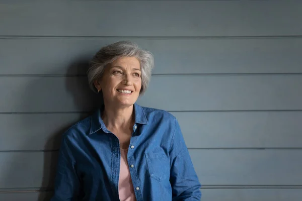 Donna più anziana attraente con capelli corti grigi in posa in studio — Foto Stock