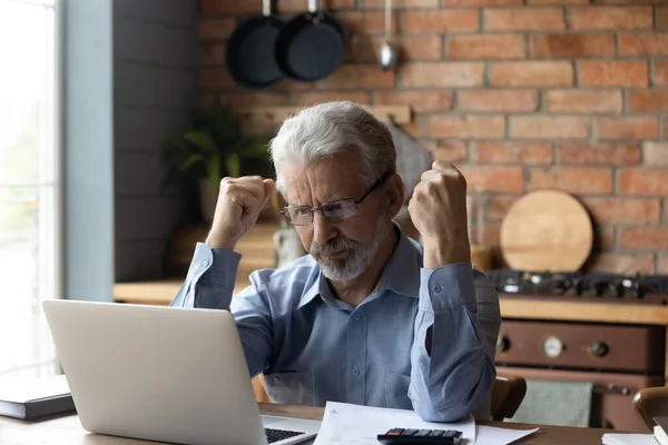 Preoccupato uomo maturo si sente stressato gestione del bilancio familiare — Foto Stock