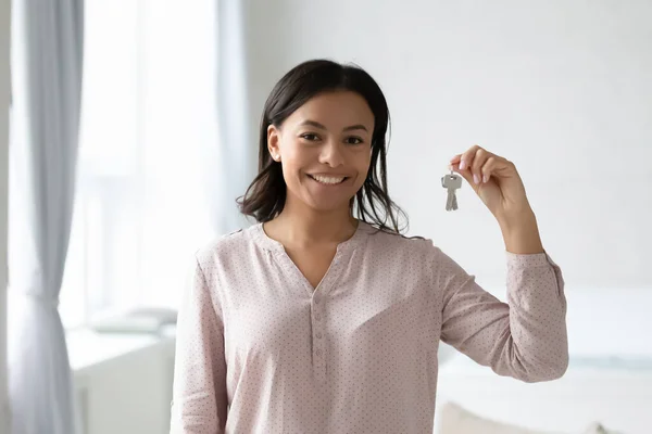 Glückliche Hauskäufer oder neue Hausbesitzer feiern Immobilienkauf — Stockfoto
