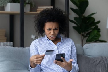 Mutsuz çift ırklı kadın cep telefonundan ödeme yapmakta zorlanıyor