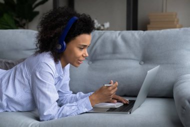 Evde dizüstü bilgisayarda çift ırklı kız öğrenci çalışması