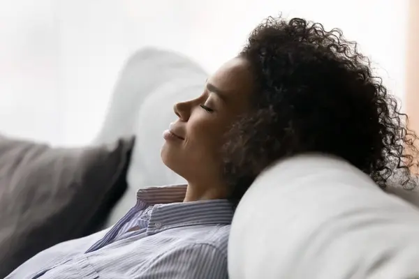 Close up de mulher biracial relaxar dormir no sofá — Fotografia de Stock