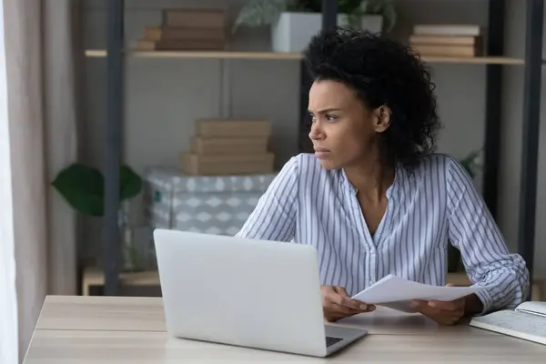 Mulher afro-americana infeliz entediada com trabalho de computador — Fotografia de Stock