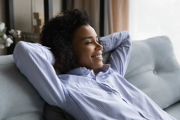 Sorrindo mulher afro-americana olhar à distância sonhando — Fotografia de Stock