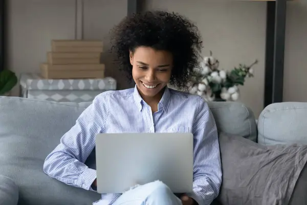 Sonriente mujer afroamericana uso de la computadora en casa —  Fotos de Stock
