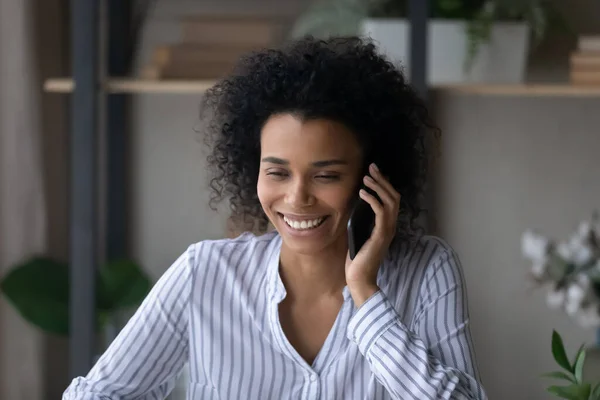 Sonriente mujer afroamericana hablar en la llamada de teléfono inteligente —  Fotos de Stock