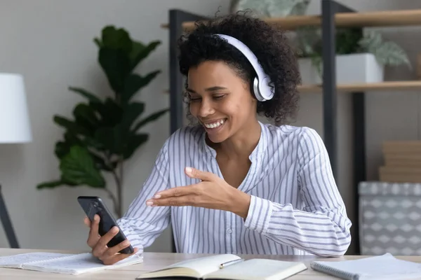 Lachende biraciale vrouwelijke praten op mobiele telefoon gesprek — Stockfoto