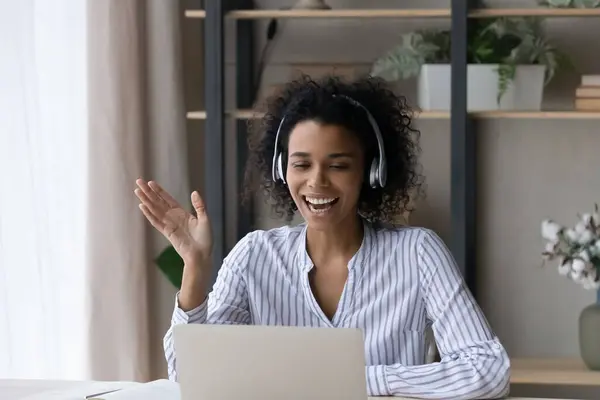 Sourire femme biraciale ont webcam appel sur l'ordinateur — Photo