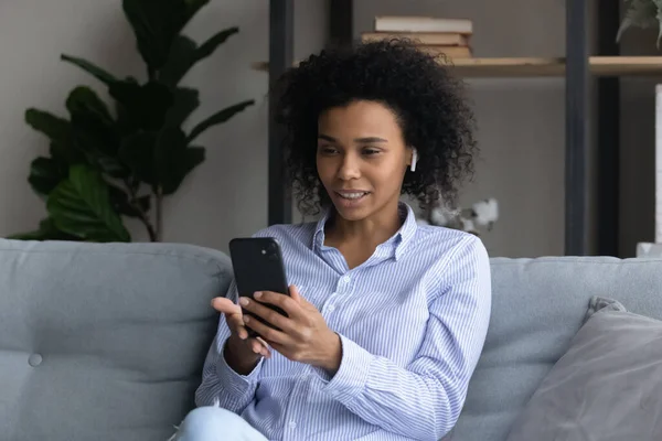 Biracial mujer hablar en video llamada en el teléfono celular — Foto de Stock