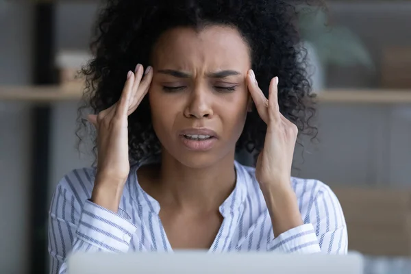 Egészségtelen afro-amerikai nő küzd migrén — Stock Fotó