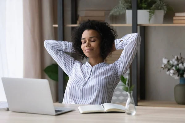 Calme femme biraciale se détendre au bureau à la maison — Photo