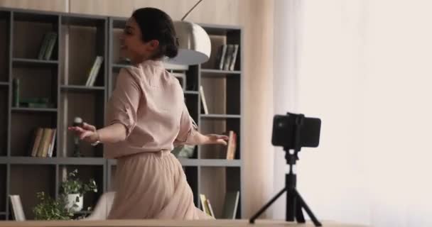 Indiase vrouwelijke danser opname dans op smartphone — Stockvideo