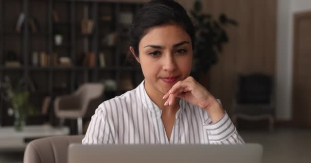 Mujer india pensativa sentarse en el lugar de trabajo trabajando en el ordenador portátil — Vídeos de Stock