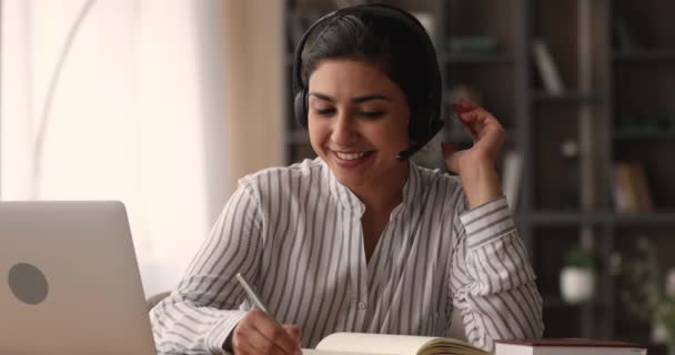 ラップトップとテレビ会議コールを使用して勉強インドの女性学生 — ストック動画