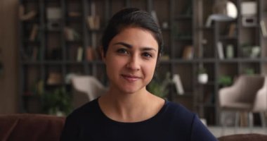 Mutlu gülümseyen Hintli kadın portresi.