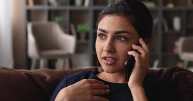 Kapalı yüz, kötü haber Hintli kadın tarafından hayal kırıklığına uğradı.