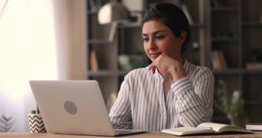 Yeni blog üzerinde çalışan Hintli blogcu dizüstü bilgisayarda metin yazıyor