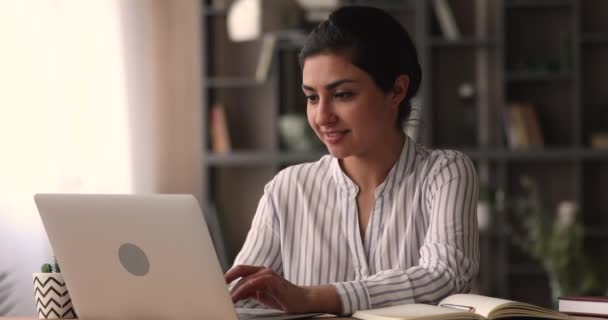 Индийский сотрудник читал электронную почту с хорошими новостями отметить карьерный рост — стоковое видео