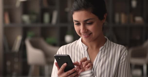 Indiase vrouw met smart phone dial nummer op het touchscreen — Stockvideo