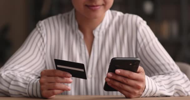 Wanita memegang kartu kredit smartphone menikmati belanja online — Stok Video