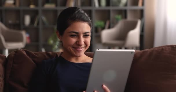 Indian kobieta gospodarstwa tablet urządzenie rozmawiać przez aplikację wideokonferencji — Wideo stockowe