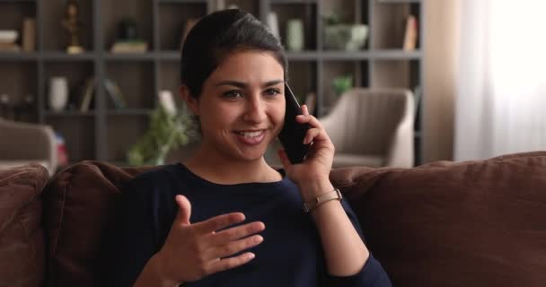 Mujer india teniendo conversación personal por teléfono — Vídeos de Stock