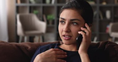 Kapalı yüz, kötü haber Hintli kadın tarafından hayal kırıklığına uğradı.