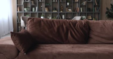 Genç Hintli kadın yorgun hissediyor. Kanepeye düşüyor.