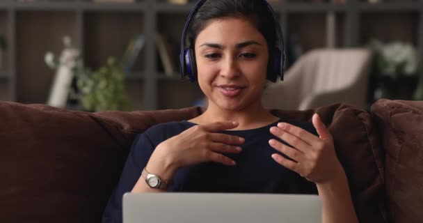 Індійський консультант за допомогою ноутбука спілкується з клієнтом за допомогою відеозапису. — стокове відео