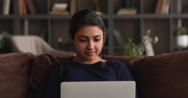 Mujer india joven celebra la victoria de la lotería en línea — Vídeo de stock