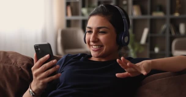 Indian woman talk to boyfriend use videocall application on cellphone — Stock Video