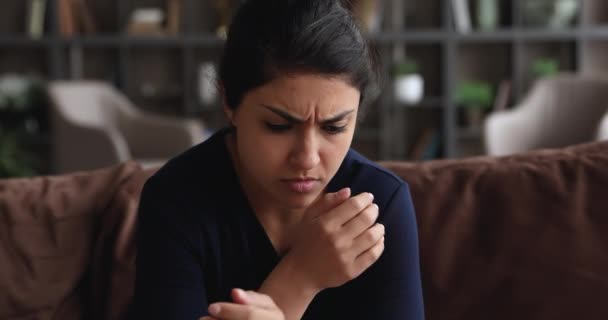 Indiska etnicitet kvinna sitta på soffan ser upprörd och orolig — Stockvideo
