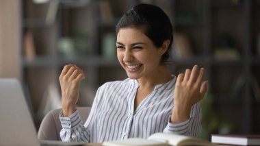 Mutlu Hintli bayan serbest yazar internetten iyi bir kontrat alacağı için heyecanlı.