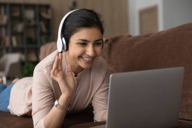 Genç Hintli bayan video dersinde hocaları selamlıyor.