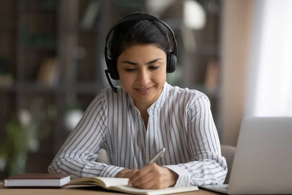 Drukke millennial hindoe vrouw in draadloze headset werk met behulp van laptop — Stockfoto